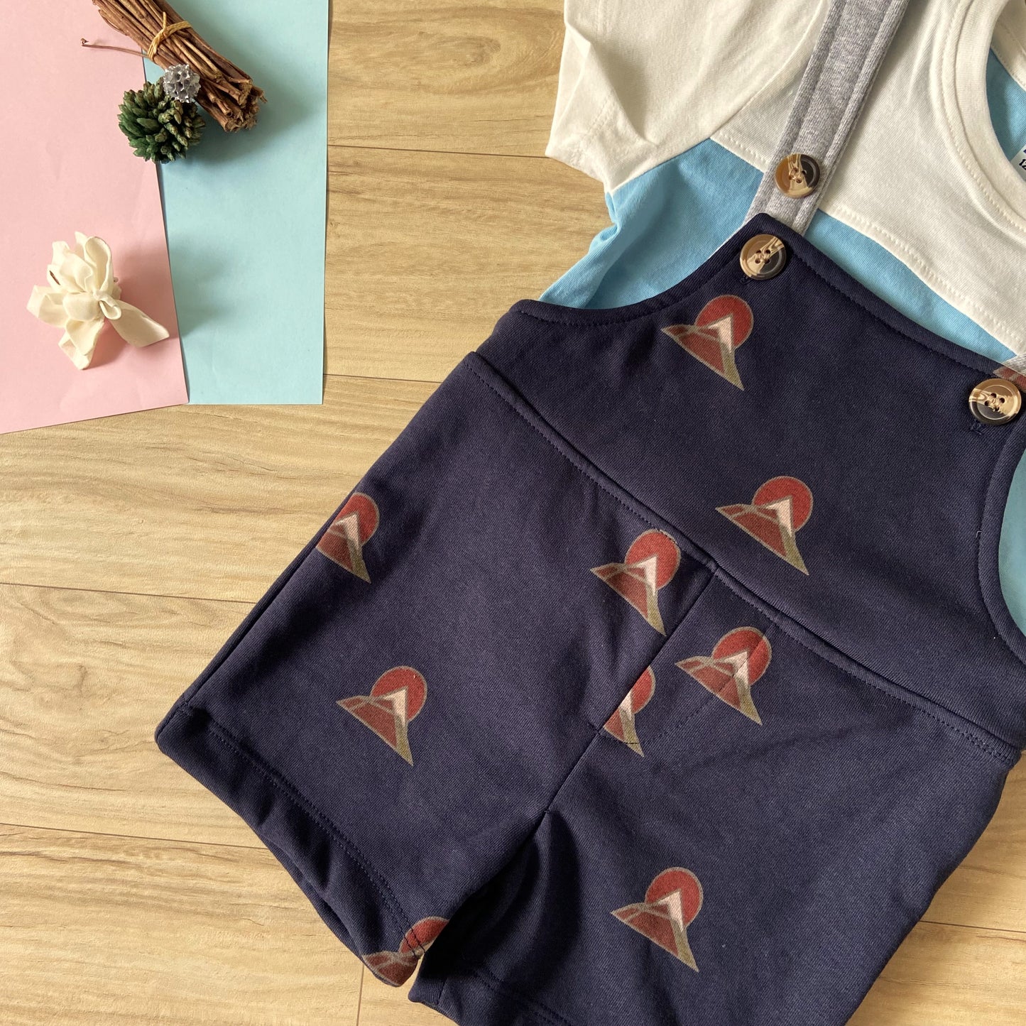 Unisex Infants Dungarees with T-shirt Set