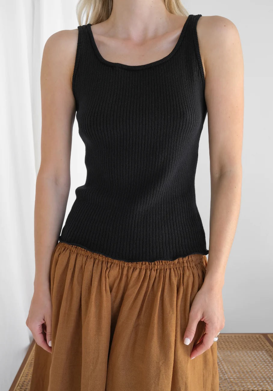 ROUND NECK SLEEVELESS TANK TOP