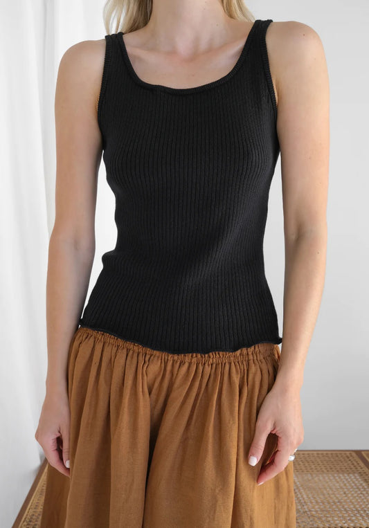ROUND NECK SLEEVELESS TANK TOP