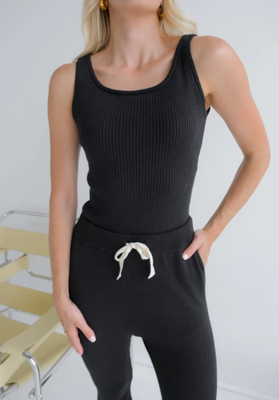 ROUND NECK SLEEVELESS TANK TOP